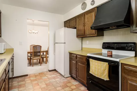 Kitchen - 11891 Tresemer Rd, Roscoe, IL 61073 photo 2 of 5