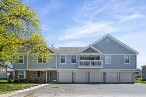 1194 Ballantrae Pl #B, Mundelein, IL 60060