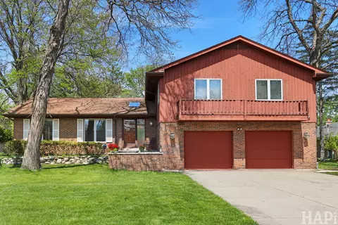 840 Queens Ln, Glenview, IL 60025