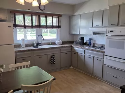 Kitchen - 651 W Wrightwood Ave, Addison, IL 60101 photo 1 of 2