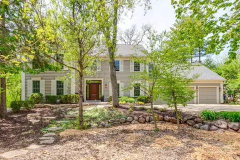 121 Pembroke Dr, Lake Forest, IL 60045