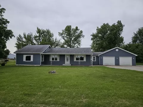 418 S 1st St, Clay City, IL 62824