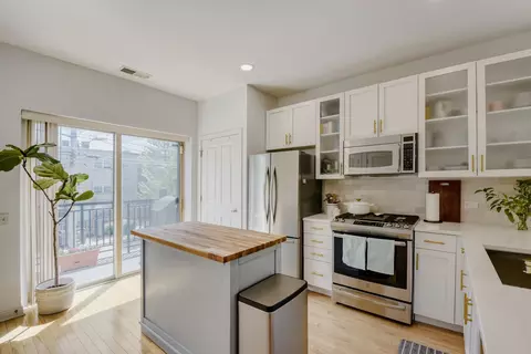 Kitchen - 1219 W Grenshaw St, Chicago, IL 60607 photo 2 of 4