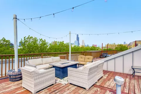 Exterior - 1219 W Grenshaw St, Chicago, IL 60607 photo 2 of 4