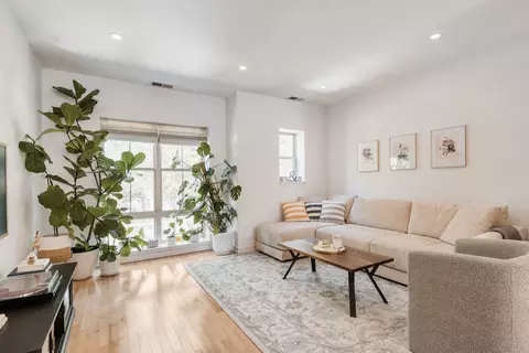 Living - 1219 W Grenshaw St, Chicago, IL 60607 photo 1 of 2