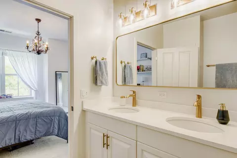 Bath - 1219 W Grenshaw St, Chicago, IL 60607 photo 2 of 4
