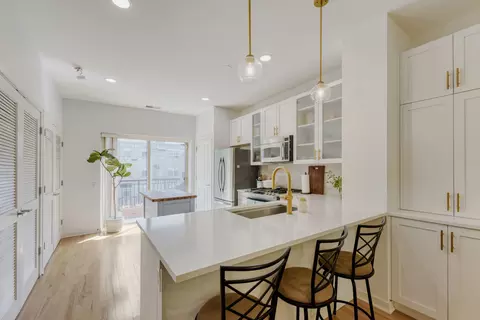 Kitchen - 1219 W Grenshaw St, Chicago, IL 60607 photo 1 of 4