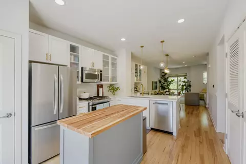 Kitchen - 1219 W Grenshaw St, Chicago, IL 60607 photo 3 of 4