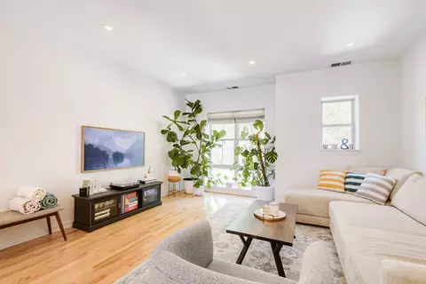 Living - 1219 W Grenshaw St, Chicago, IL 60607 photo 2 of 2
