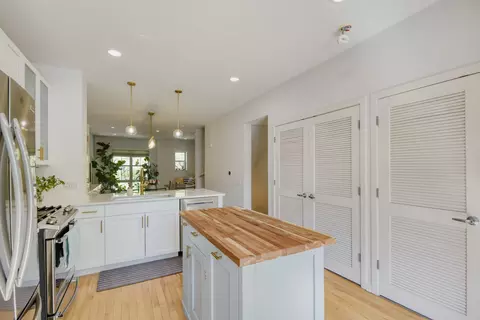 Kitchen - 1219 W Grenshaw St, Chicago, IL 60607 photo 4 of 4