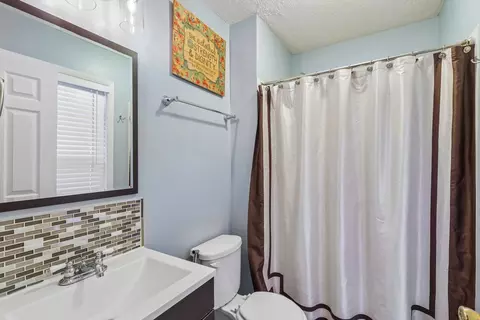 Bath - 3085 Timber Hill Ln, Aurora, IL 60504 photo 2 of 5