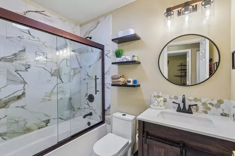Bath - 3085 Timber Hill Ln, Aurora, IL 60504 photo 4 of 5