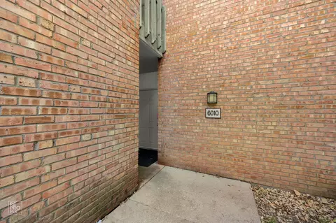 6010 Forest View Rd #1B, Lisle, IL 60532