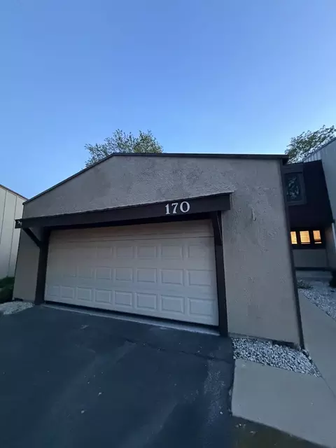 170 Cascade Dr, Indian Head Park, IL 60525