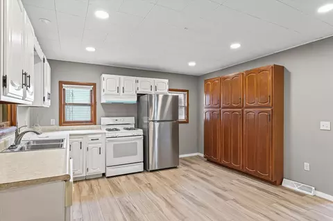 242 E Pine St, Paxton, IL 60957 photo 8