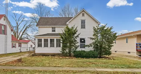 242 E Pine St, Paxton, IL 60957 photo 2