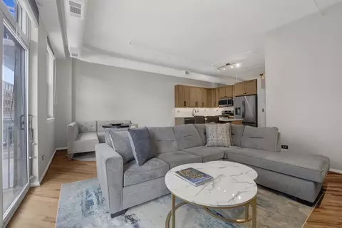 Living - 950 W Monroe St #412, Chicago, IL 60607 photo 4 of 8