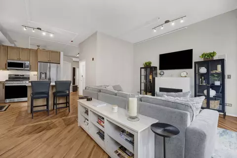 Living - 950 W Monroe St #412, Chicago, IL 60607 photo 6 of 8