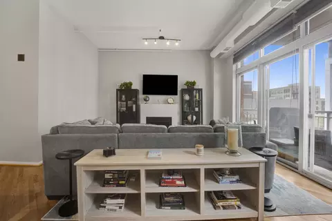 Living - 950 W Monroe St #412, Chicago, IL 60607 photo 3 of 8