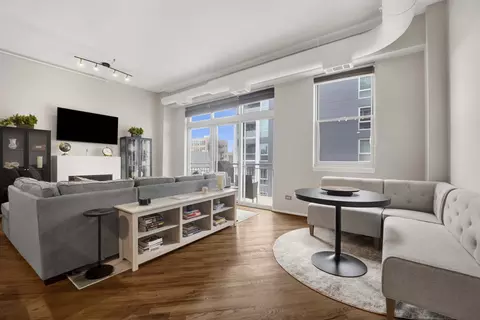 Living - 950 W Monroe St #412, Chicago, IL 60607 photo 1 of 8
