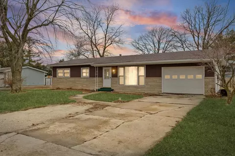 212 N 7th St, Cissna Park, IL 60924