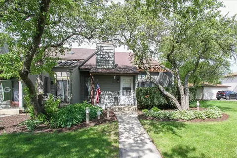 949 Manchester Ct, South Elgin, IL 60177
