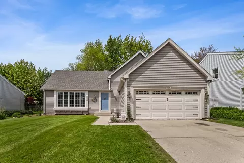 228 N Walnut Ln, Schaumburg, IL 60194