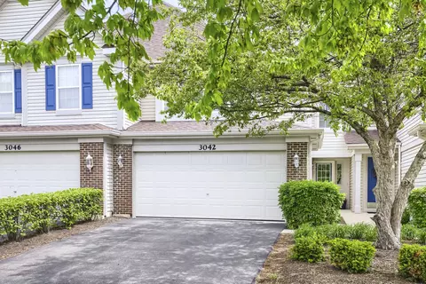 3042 Renard Ln, Saint Charles, IL 60175