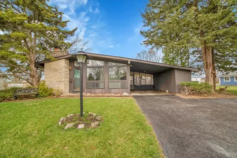 209 Sharon Ln, North Aurora, IL 60542
