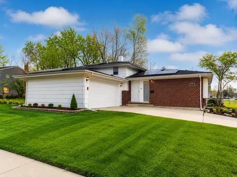 1001 Blackhawk Dr, University Park, IL 60484