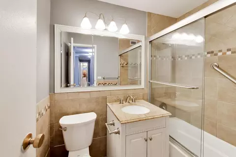 Bath - 400 E Randolph St #1727, Chicago, IL 60601 photo 1 of 2