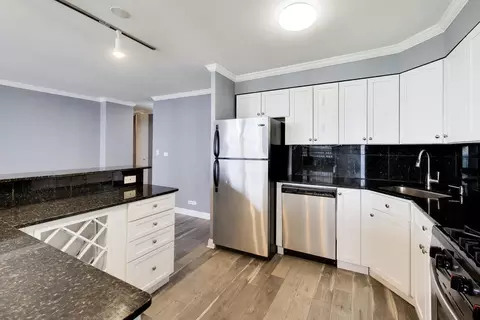 Kitchen - 400 E Randolph St #1727, Chicago, IL 60601 photo 1 of 2