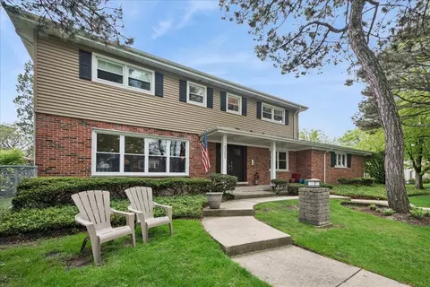 5255 Suffield Ter, Skokie, IL 60077