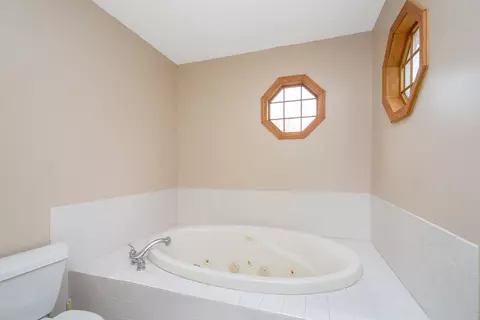Bath - 36851 N Kerwin Ln, Ingleside, IL 60041 photo 3 of 4