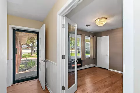 Entry Way - 3415 Venice Ave, Mchenry, IL 60050 photo 1 of 2