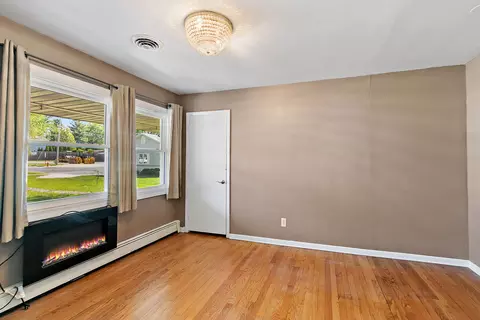 Living - 3415 Venice Ave, Mchenry, IL 60050 photo 1 of 2