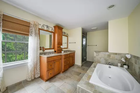 Bath - 707 Gary Ct, Wheaton, IL 60187 photo 2 of 3