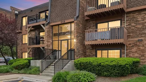 608 Waterford Rd #1B, Schaumburg, IL 60193