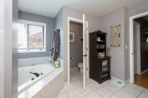Bath - 541 N 4th Ave, Addison, IL 60101 photo 4 of 6