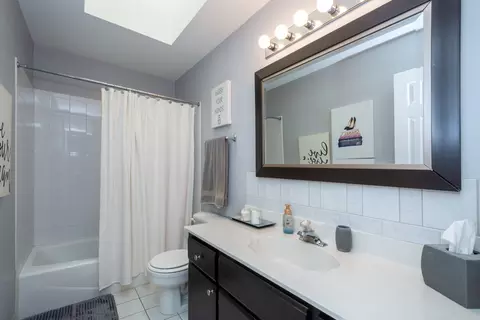 Bath - 541 N 4th Ave, Addison, IL 60101 photo 5 of 6