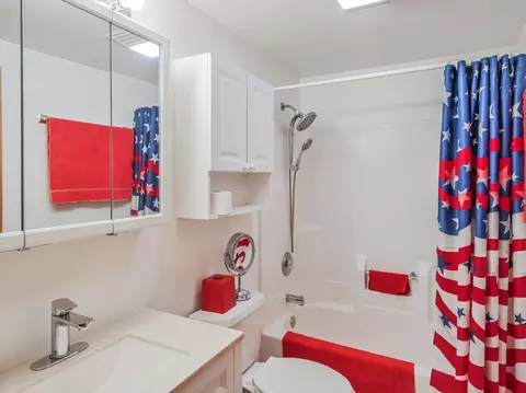 Bath - 140 Eagle Point Rd, Fox Lake, IL 60020 photo 1 of 2