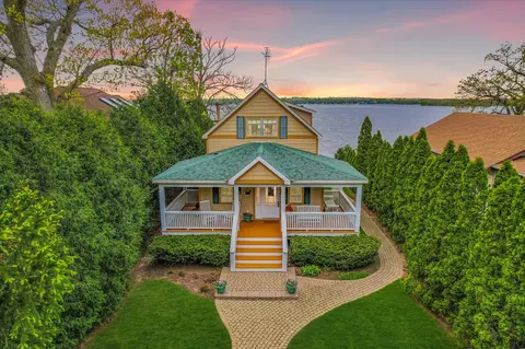 140 Eagle Point Rd, Fox Lake, IL 60020
