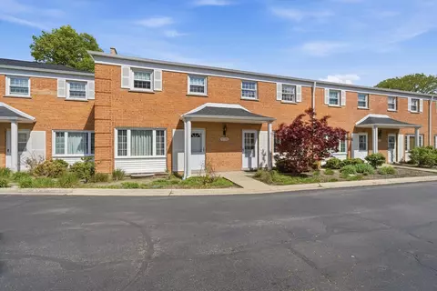 2138 Rugen Rd, Glenview, IL 60025