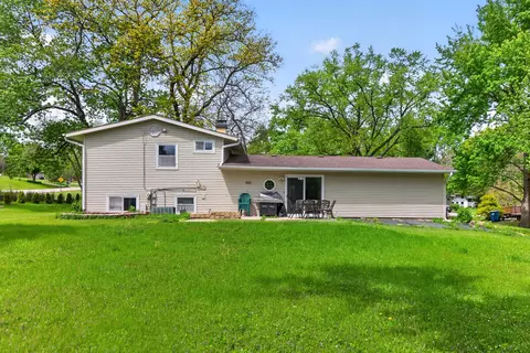 Exterior - 849 Hemlock Dr, Sleepy Hollow, IL 60118 photo 7 of 8