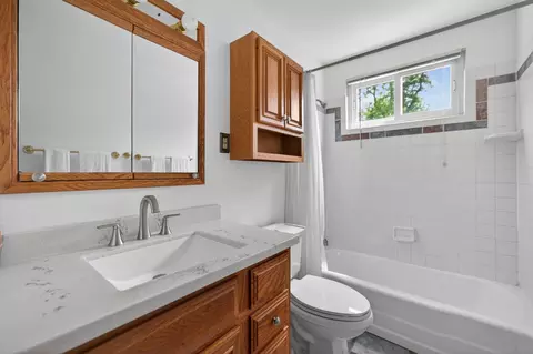 Bath - 849 Hemlock Dr, Sleepy Hollow, IL 60118 photo 1 of 2