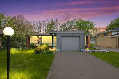 304 S Mount Prospect Rd, Mount Prospect, IL 60056