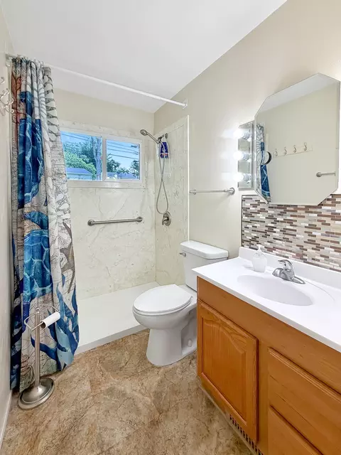 Bath - 1411 Mark Dr, Freeport, IL 61032 photo 1 of 1