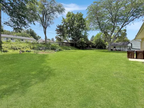 Exterior - 1411 Mark Dr, Freeport, IL 61032 photo 5 of 6