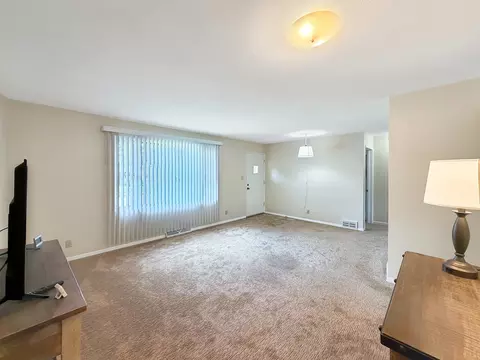 Living - 1411 Mark Dr, Freeport, IL 61032 photo 2 of 4