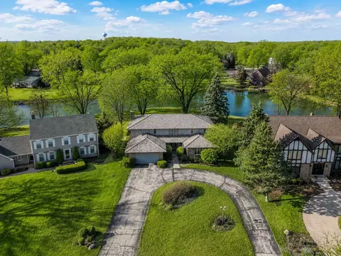 9 Buckingham Dr, Sugar Grove, IL 60554